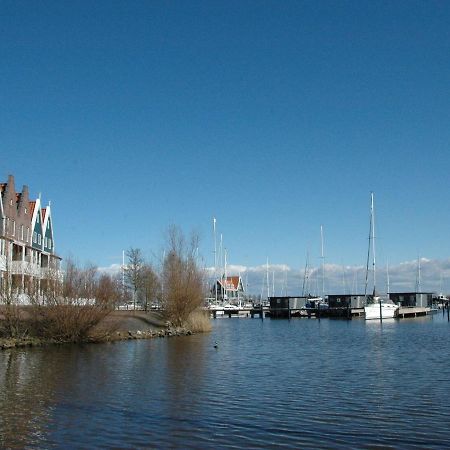 Beautiful Houseboat In The Harbour Of Volendam Near Centre Exterior foto