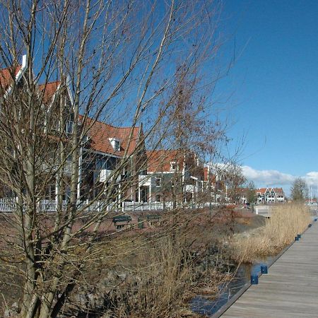 Beautiful Houseboat In The Harbour Of Volendam Near Centre Exterior foto