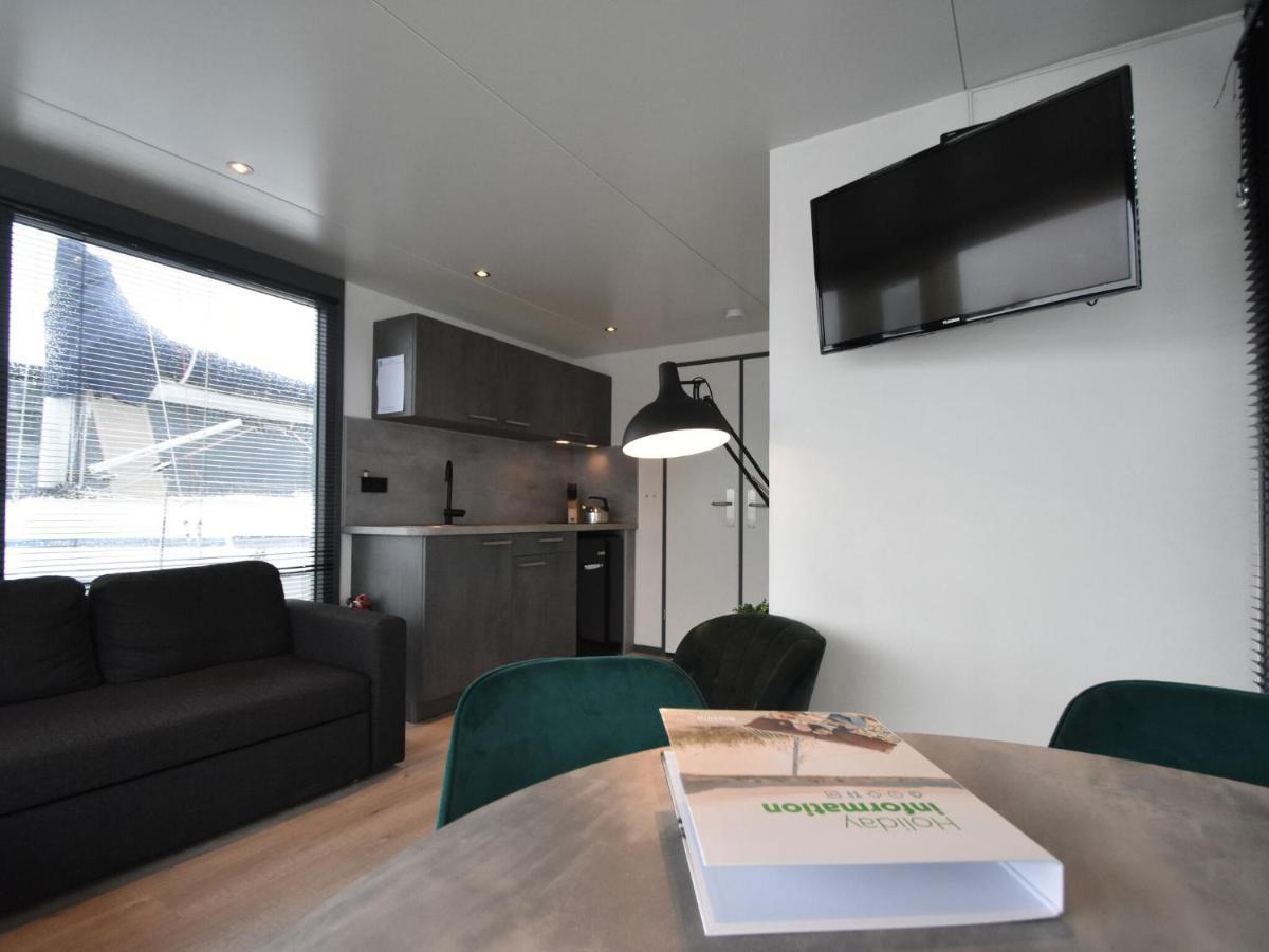Beautiful Houseboat In The Harbour Of Volendam Near Centre Exterior foto