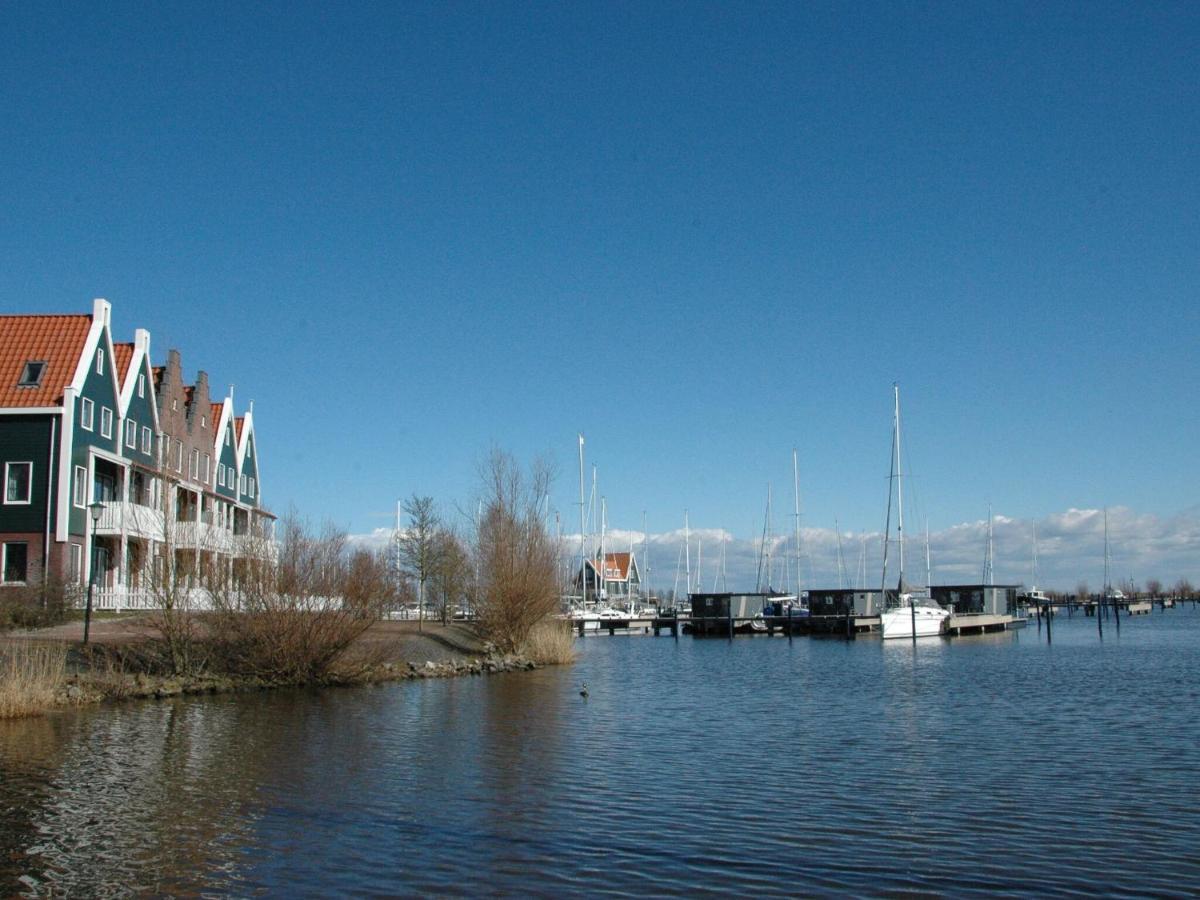 Beautiful Houseboat In The Harbour Of Volendam Near Centre Exterior foto