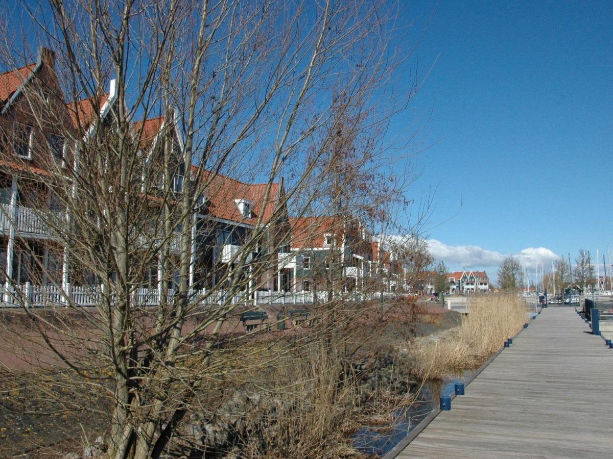 Beautiful Houseboat In The Harbour Of Volendam Near Centre Exterior foto