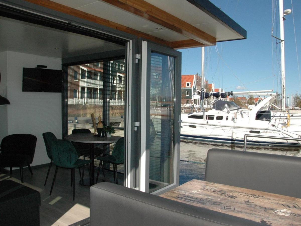 Beautiful Houseboat In The Harbour Of Volendam Near Centre Exterior foto