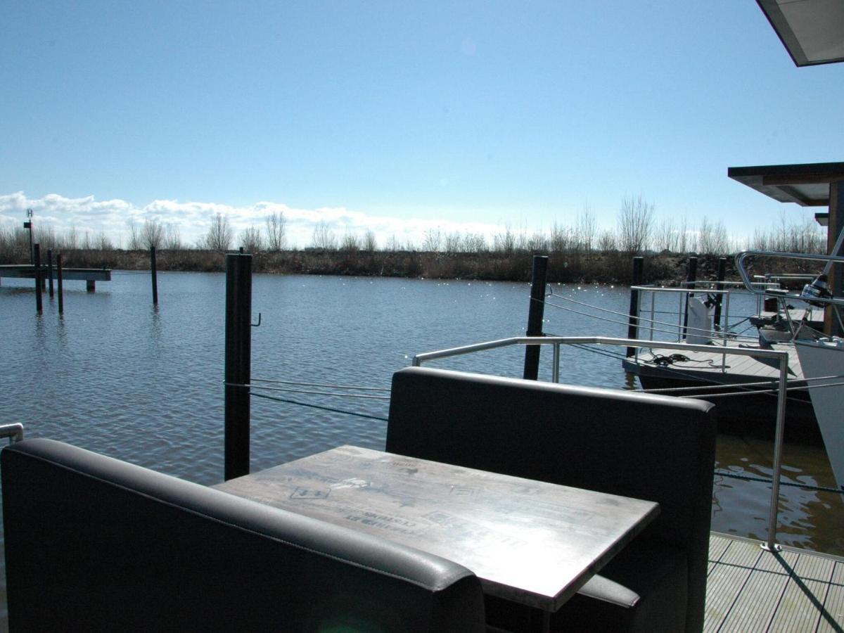 Beautiful Houseboat In The Harbour Of Volendam Near Centre Exterior foto