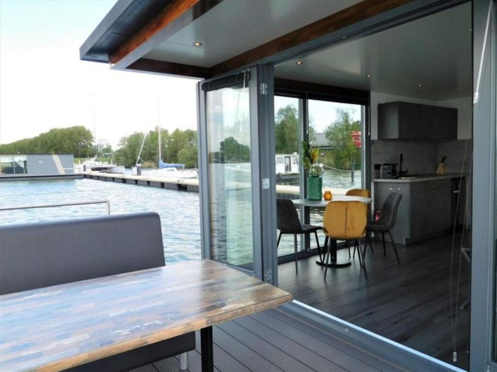 Beautiful Houseboat In The Harbour Of Volendam Near Centre Exterior foto